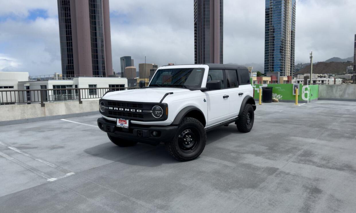 Picture of the car https://harrishawaiiphotos.s3.us-west-2.amazonaws.com/whitebronco/image19.jpg