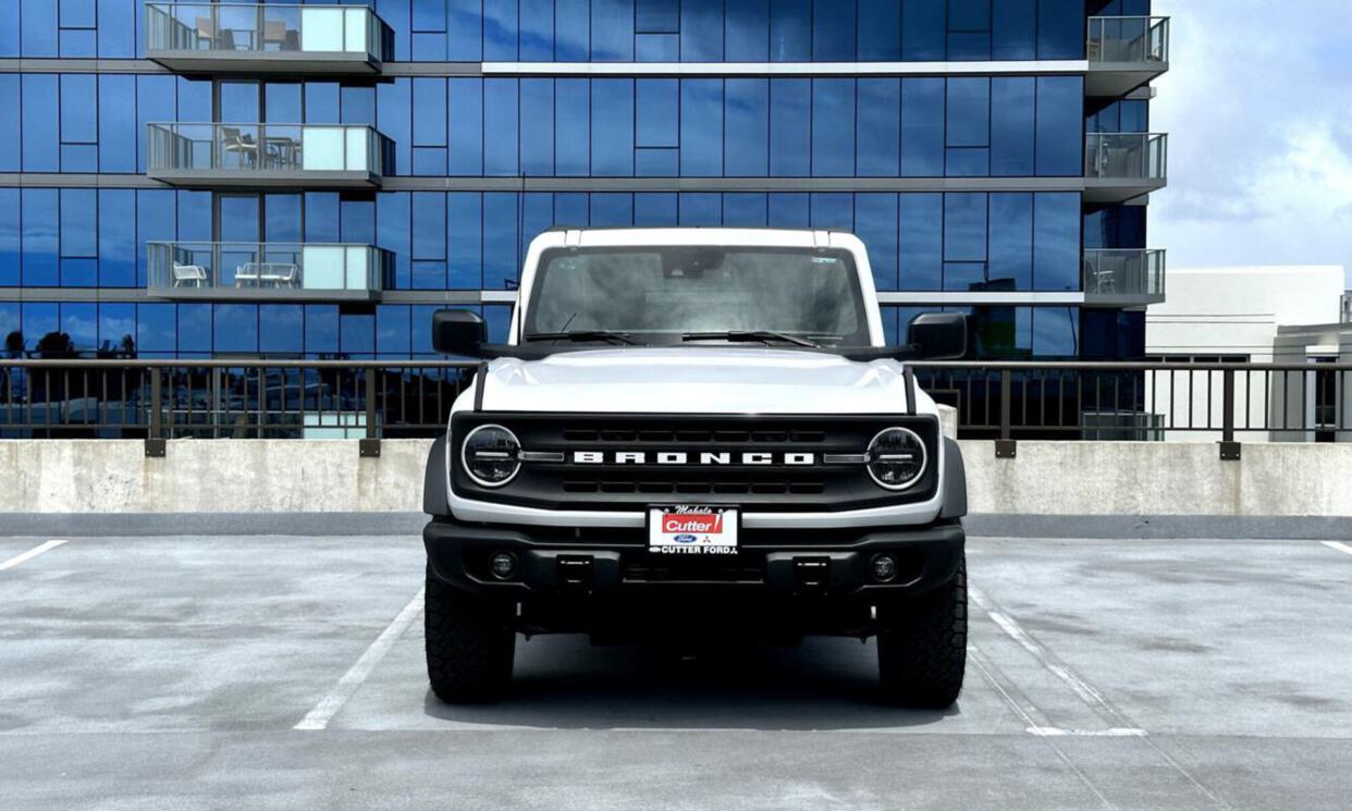 Picture of the car https://harrishawaiiphotos.s3.us-west-2.amazonaws.com/whitebronco/image2.jpg