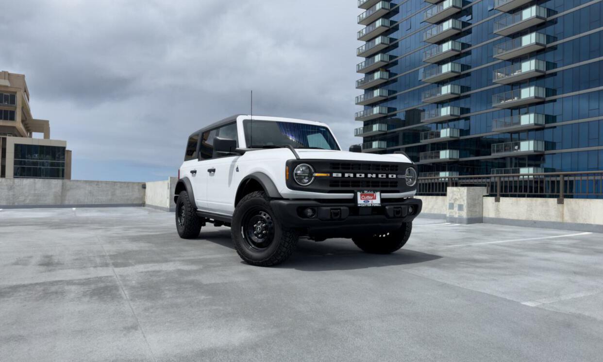 Picture of the car https://harrishawaiiphotos.s3.us-west-2.amazonaws.com/whitebronco/image5.jpg