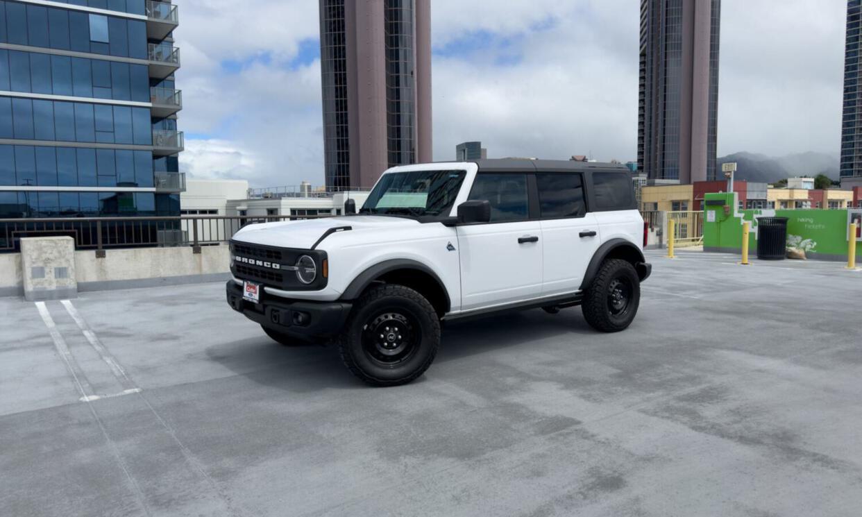 Picture of the car https://harrishawaiiphotos.s3.us-west-2.amazonaws.com/whitebronco/image8.jpg